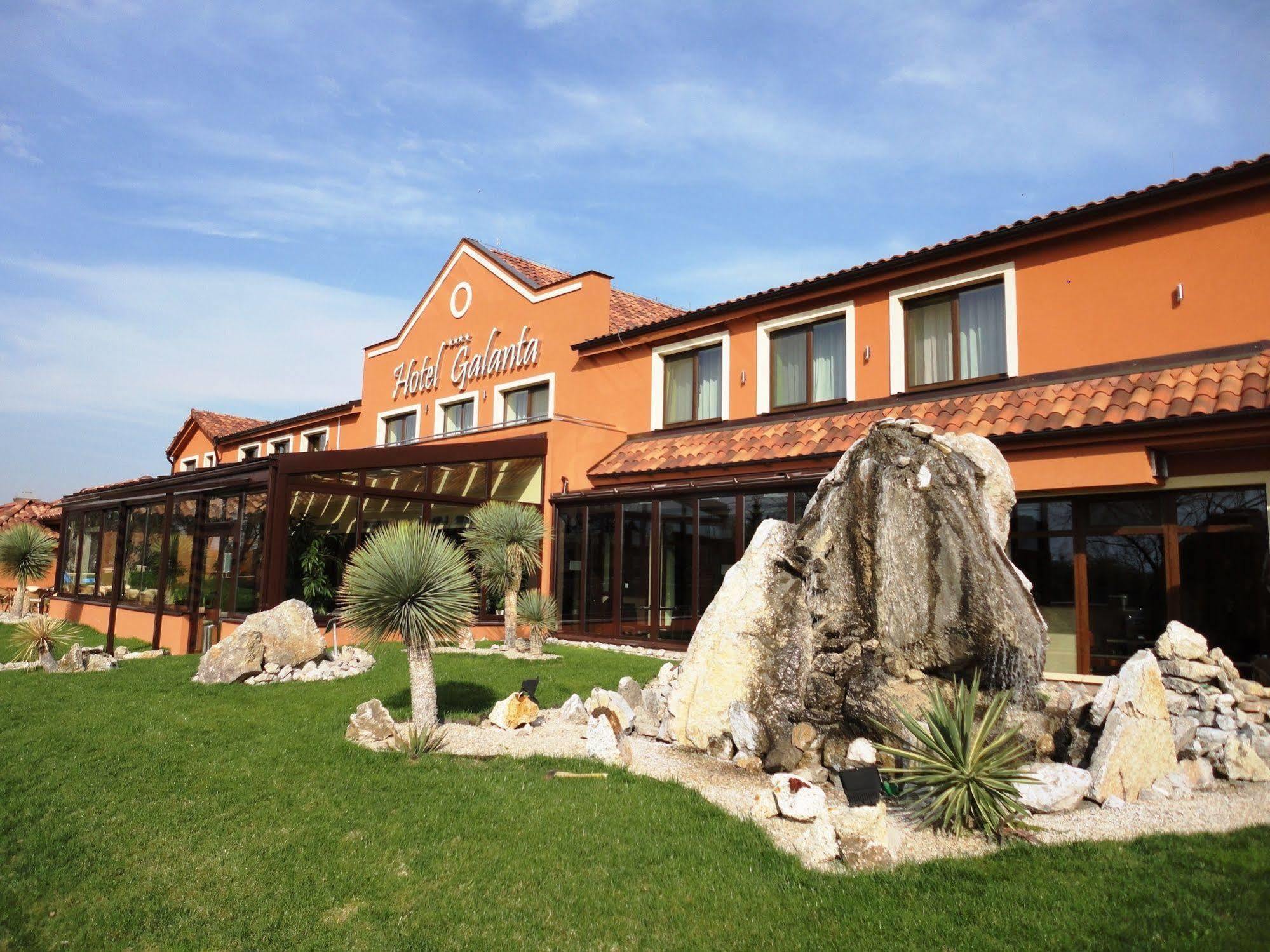 Hotel Galanta 4*